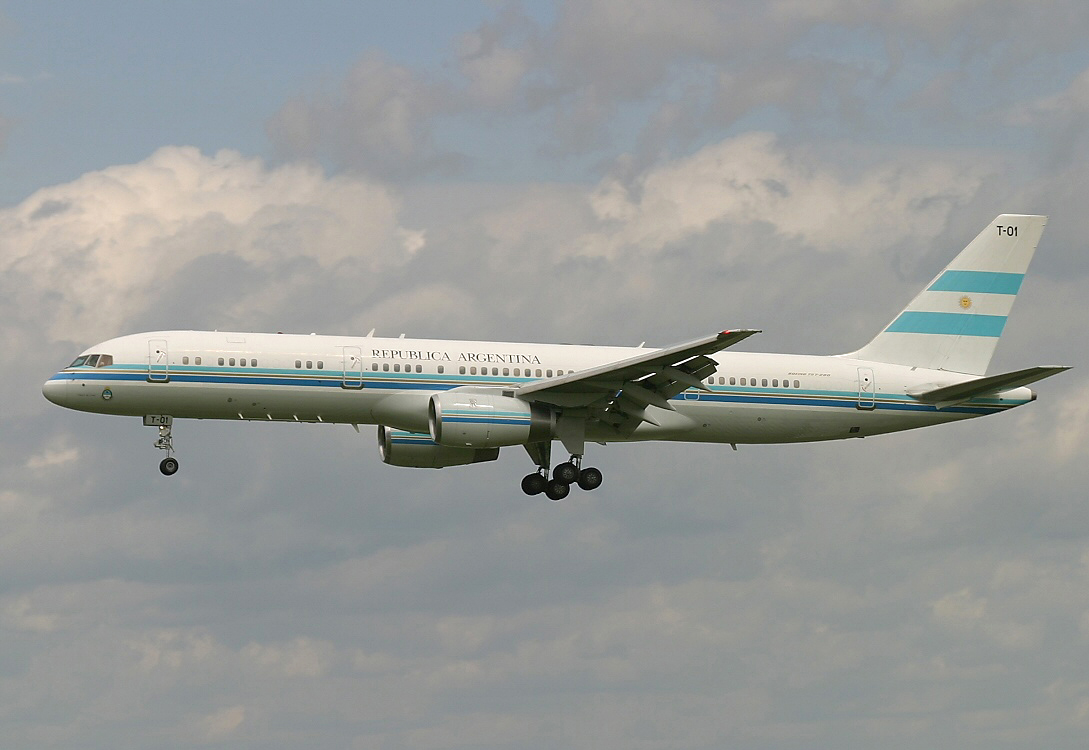 Argentina_Boeing_757-200_Tango_01_Transporte_Presidencial_1_Lebeda.jpg
