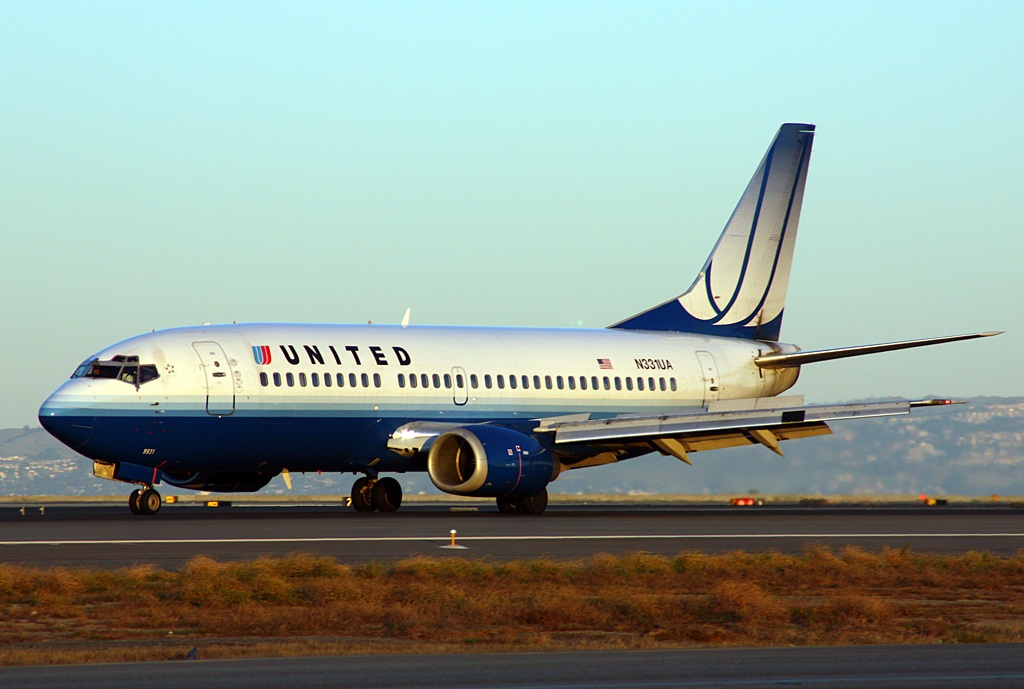 united-737-300-n331ua-04grd-sfo-dblr.jpg